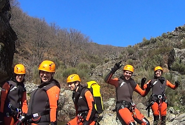 Grupo haciendo barranquismo.jpg